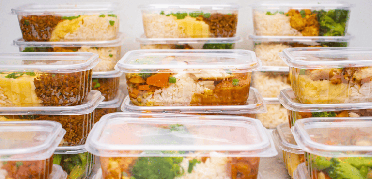 Varios tuppers hechos mediante batch cooking para el menú semanal.