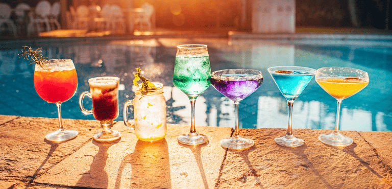 Copas con diversas bebidas de verano perfectas para los días de playa o piscina, para combatir el calor.
