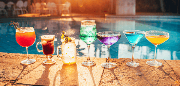 Copas con diversas bebidas de verano perfectas para los días de playa o piscina, para combatir el calor.