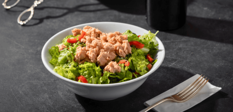 Un plato con ensalada de atún, una cena rápida y deliciosa para preparar en poco tiempo.