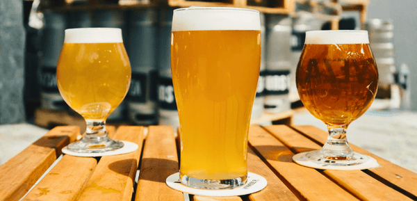 tres copas de cervezas españolas que mezclan tradición, variedad de estilos y la creatividad de microcervecerías locales en cada sorbo