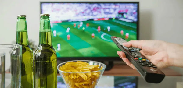 Sofá, cerveza, picoteo y partidazo: así se monta el plan futbolero perfecto en casa