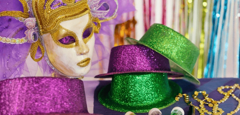 Una máscara, gorros coloridos y decoración para organizar una fiesta de Carnaval en casa con cerveza y buen rollo