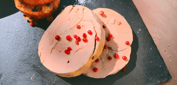 Un plato con delicioso foie gras, un producto gourmet hecho con hígado de pato de la más alta calidad con el que se preparan muchas recetas.