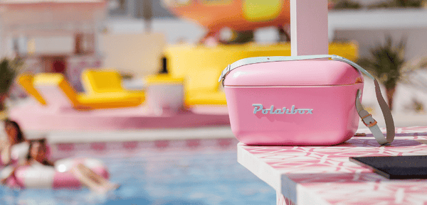 Una nevera Polarbox con estilo vintage en una escapada a la piscina, que mantiene las bebidas y alimentos a la temperatura perfecta.
