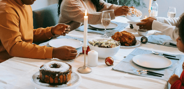 Una mesa preparada con estas ideas sabrosas para montar un menú de Reyes delicioso con entrantes, platos principales y dulces para compartir en familia