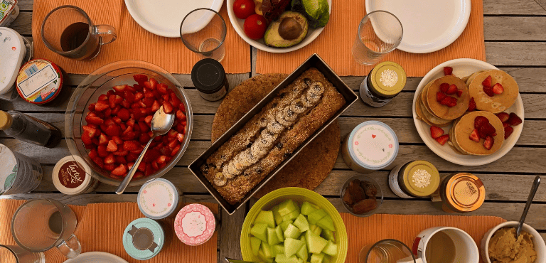 Una mesa llena de productos sin gluten con opciones de comida y aperitivos perfectos para celíacos.