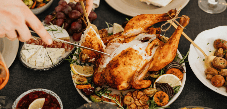 Un pollo hecho con la receta pollo a la cerveza al horno, ideal para compartir en familia o amigos en cualquier ocasión especial, una de las recetas caseras de toda la vida más fáciles de hacer con esta preparación