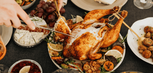 Un pollo hecho con la receta pollo a la cerveza al horno, ideal para compartir en familia o amigos en cualquier ocasión especial, una de las recetas caseras de toda la vida más fáciles de hacer con esta preparación