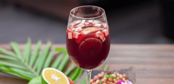 Una copa de sangría casera hecha con la receta sangría de vino que es fácil, rápida y original para preparar una bebida refrescante ideal para los días de calor
