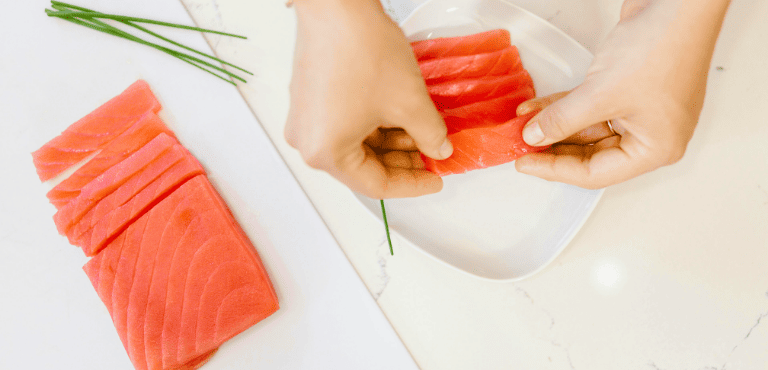 Una persona prepara recetas con salmón ahumado con ideas fáciles, rápidas y súper originales para comer de lujo en pocos minutos y sin mucho esfuerzo