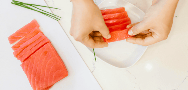 Una persona prepara recetas con salmón ahumado con ideas fáciles, rápidas y súper originales para comer de lujo en pocos minutos y sin mucho esfuerzo