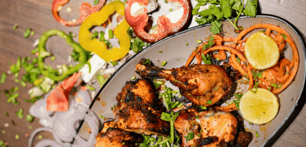 un plato de muslos de pollo al horno jugosos y deliciosos fáciles de preparar con estas recetas paso a paso