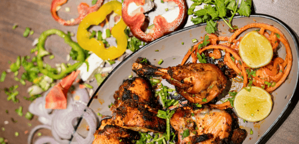 un plato de muslos de pollo al horno jugosos y deliciosos fáciles de preparar con estas recetas paso a paso