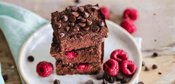 tres brownies en un plato hechos con una receta fácil y rápida para que queden deliciosos y sin invertir mucho tiempo en la cocina