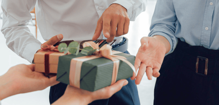 Regalos corporativos para sorprender a los compañeros de la empresa.