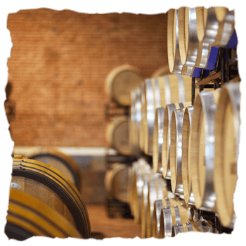 varias barricas de roble francés de la Bodega Barcolobo en el proceso de producción de sus vinos