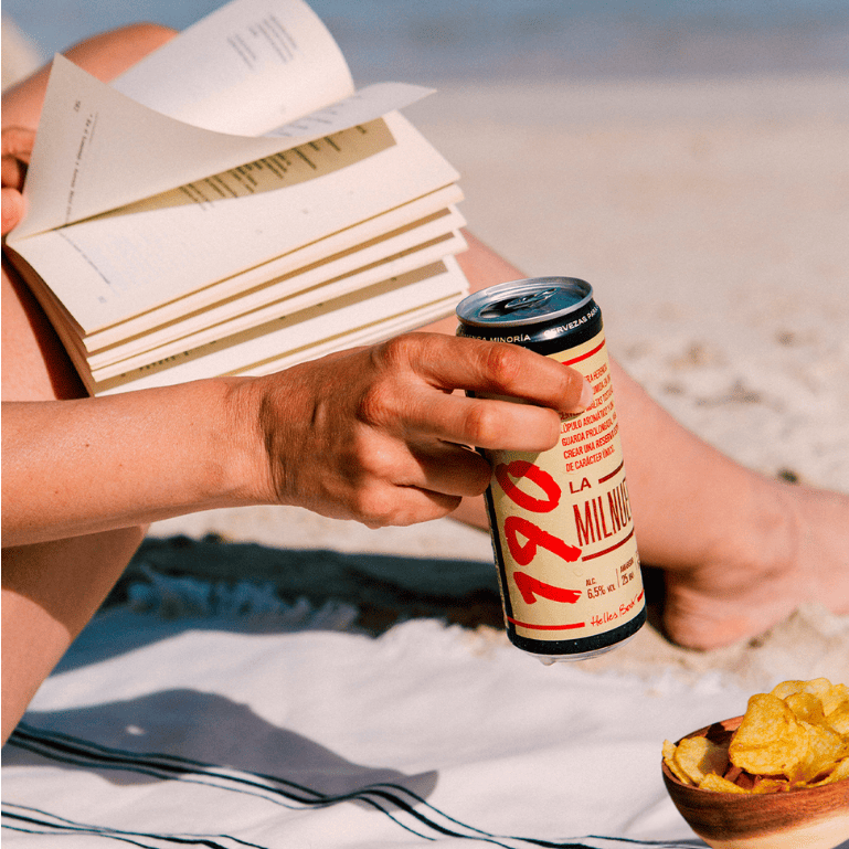 Una lata de cerveza 1906 Reserva Especial de 33 cl hecha con maltas tostadas, lúpulo aromático y una guarda prolongada, ideal para los días de calor, el verano, reuniones o cualquier evento. Marida bien con patatas fritas y otros aperitivos