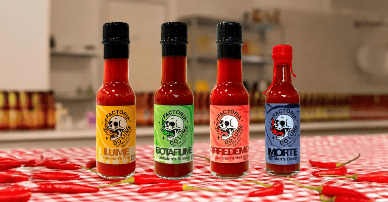 4 botellas de salsas de A Factoría do Lume, una marca artesanal gallega especializada en la elaboración de salsas picantes de alta calidad con ingredientes naturales.