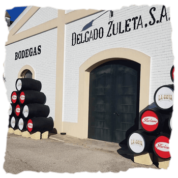 Entrada de la Bodega Delgado Zuleta, ubicada en Sanlúcar de Barrameda, es la bodega más antigua del Marco de Jerez desde 1744, famosa por elaborar la emblemática manzanilla La Goya.