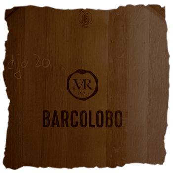 Una barrica de madera con el logo de Bodega Barcolobo, para la crianza de sus vinos de alta calidad