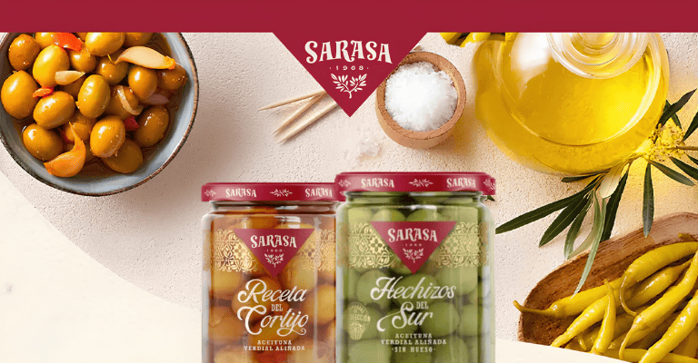 Varios productos y tarros de aceitunas Sarasa, una emblemática marca española, reconocida por su alta calidad y variedad en la elaboración de aceitunas y encurtidos con aliños tradicionales e innovadores.