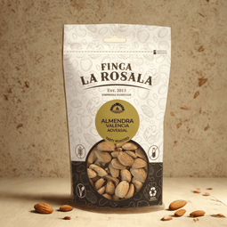 Una bolsa de almendras Valencianas de 150 g con AOVE y sal de Finca La Rosala, tostadas a mano con sal y pimentón de la Vera, que realzan su frescura, crujido y un toque ahumado y picante