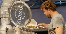 un hombre en la fábrica de cervezas Althaia prepara cervezas de forma artesanal con ingredientes de alta calidad