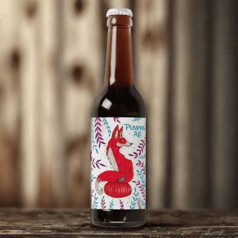 Una botella de Althaia Rabosa, una Pumpkin Ale naranja y especiada que evoca la dulzura del pastel de calabaza y la energía del zorro valenciano