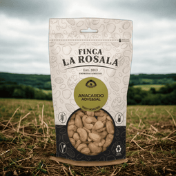 Una bolsa de anacardos de 150 g tostados con AOVE, sal de Finca La Rosala y pimentón de la Vera, que resaltan su sabor con un toque ahumado y una experiencia sensorial única