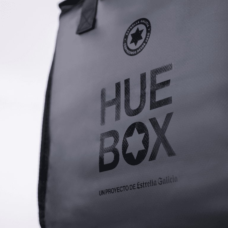 Detalle de la bolsa de barriles Keg de Huebox, que es el complemento ligero, resistente y térmico para transportar dos barriles de forma cómoda y mantener la fiesta en marcha.