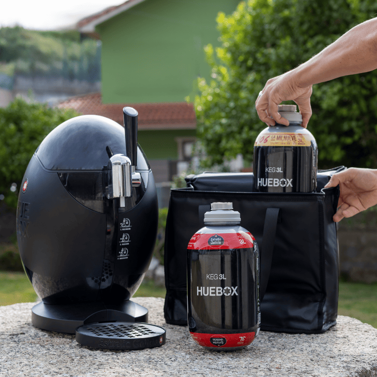 Un tirador Huebox, dos barrils y una bolsa para barriles Keg de Huebox, que fue diseñada para llevar dos recargas con total comodidad mientras protege tus kegs de golpes y lluvia.