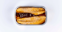 una lata abierta de Caballa Canalla de La Curiosa, filetes de caballa con curry y guindilla, una conserva gourmet que aporta un toque hindú y picante a la tradicional caballa