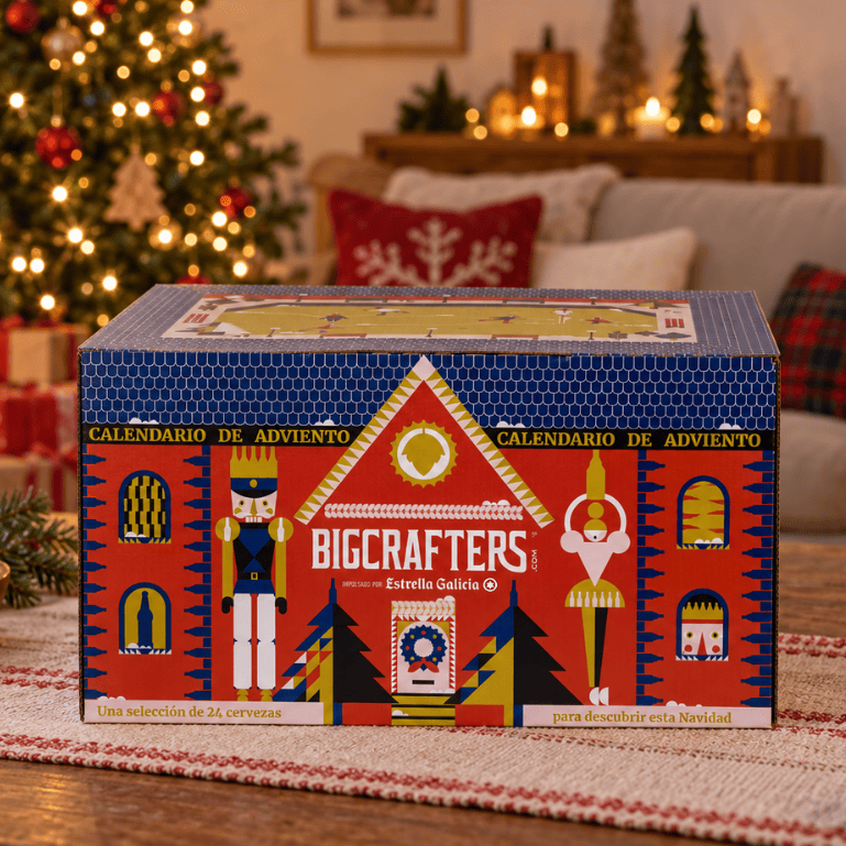 Calendario de adviento de cervezas Bigcrafters edición limitada de 24 variedades artesanales, una caja llamativa con el diseño de Yarza Twins con árbol de Navidad de fondo.
