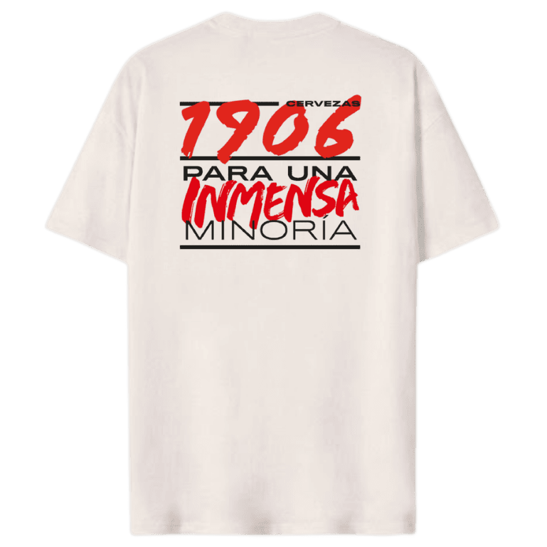 Parte trasera de una camiseta blanca con el logo de Cervezas 1906 en el pecho estampado con un diseño minimalista para llevar un estilo cervecero.