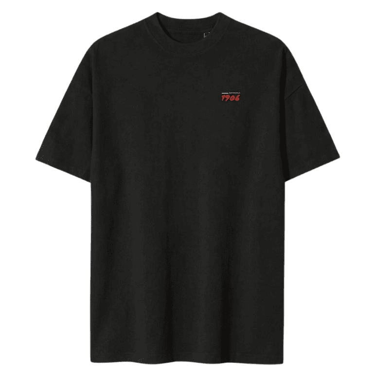 Parte delantera de la camiseta negra con el logo de cervezas 1906 en el pecho y el lema para una inmensa minoría, para lucir un estilo cervecero.