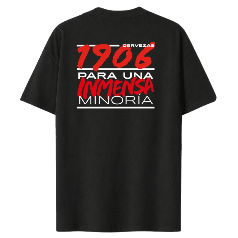 Parte trasera de una camiseta negra con el logo de Cervezas 1906 en el pecho estampado con un diseño minimalista para llevar un estilo cervecero.