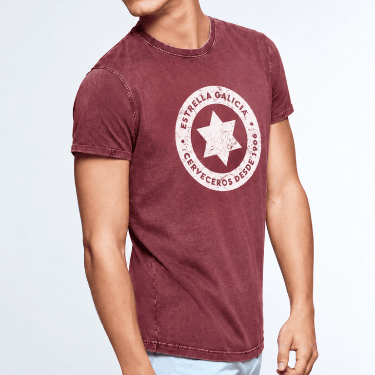 Camiseta de edición limitada Estrella Galicia Edición Limitada "Cerveceros desde 1906" color rojo, confeccionada en 100% algodón, con estilo vintage y el logo icónico de Estrella Galicia para auténticos amantes de la cerveza.