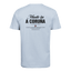 Camiseta Estrella Galicia de tela de algodón azul claro de camiseta con serigrafía negra detallada del texto "Hecho en A Coruña", coordenadas, logotipo de estrella y una cita en español.
