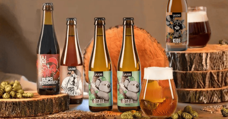 Varias botellas de 33 cl de Laugar en  una selección exclusivas que permite explorar sus recetas distintas desde las frescas hasta las mas potentes, junto con lúpulos y un vasos de cerveza.