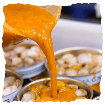 Llenar las latas de Conservas La Curiosa con salsa hecha con ingredientes naturales de alta calidad para un sabor premium