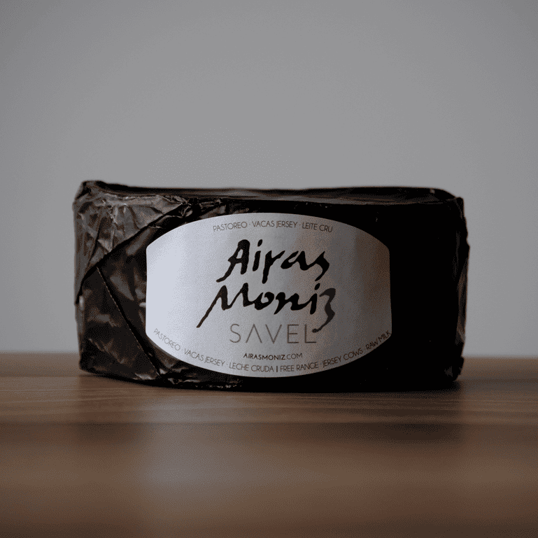  queso Savel de Airas Moniz, un queso azul único y rebelde, elaborado con leche cruda de vaca Jersey, que sorprende por la intensidad de sus vetas azul-verdosas y una textura tan untuosa que se funde en la boca como mantequilla.