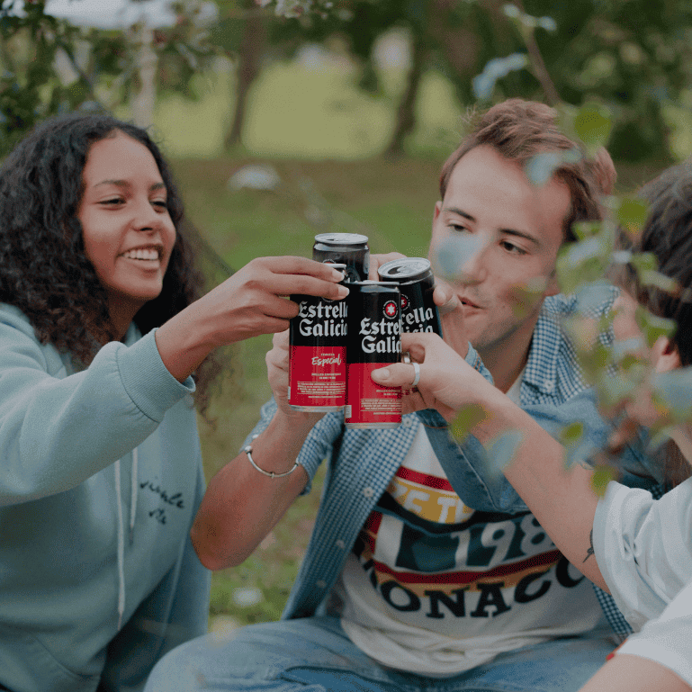 Un grupo de amigos brindan con latas de cerveza Estrella Galicia Especial de 33 cl, que está hecha con una selección de maltas y lúpulo especialmente amargos, el formato es ideal para disfrutarla con comodidad en cualquier lugar