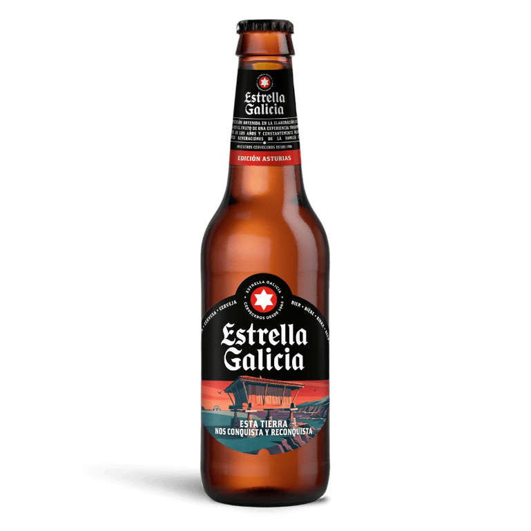 Una botella de Estrella Galicia Edición Asturias un homenaje líquido al carácter noble y auténtico de esta legendaria tierra para acompañar tus celebraciones.