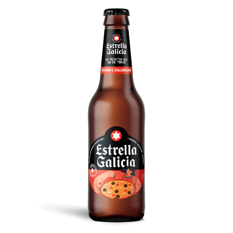 Una botella de 33 cl de Estrella Galicia Edición Valencia con copa Atlántica, un homenaje al fuego, la tradición y el espíritu mediterráneo.