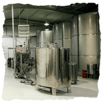 Instalaciones de la marca Embruxo, que impulsa la recuperación de la tradición olivera en Galicia colaborando con agricultores locales para elaborar sus conservas de forma artesanal.