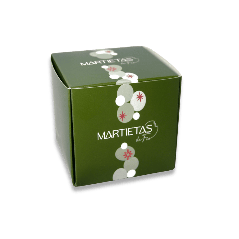 Una caja de deliciosas galletas artesanales con un bizcocho engalletado con un estuche Navidad que se convierte en bandeja para disfrutar junto amigos y familiares en esta temporada