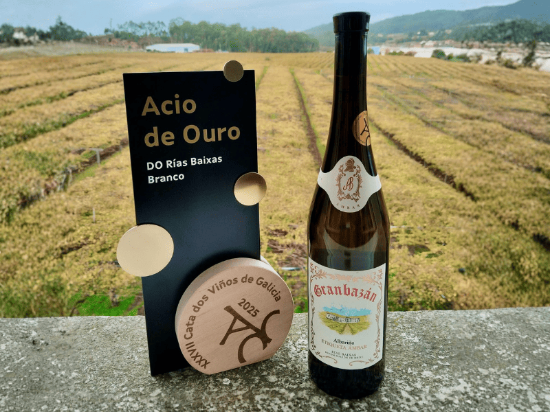 Una botella de vino Granbazán Etiqueta Ámbar que ganó el Racimo de Oro a Mejor Vino Blanco de la DO Rías Baixas 2025