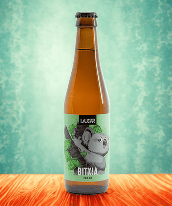 Botella de 33 cl de Laugar Bitxia, una American Pale Ale de alta bebestibilidad que equilibra el dulzor de la malta con el carácter cítrico y tropical del lúpulo Mosaic