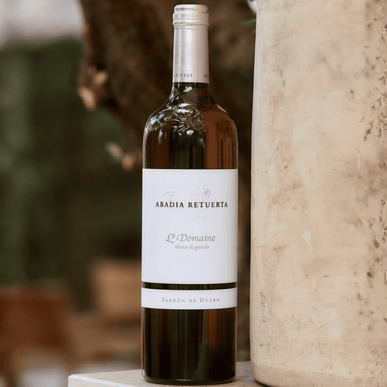 Botella de Le Domaine de Abadía Retuerta, un vino blanco de Sauvignon Blanc y Verdejo, fresco, untuoso y muy aromático, con notas de fruta fresca, cítricos y toques florales y cremosos.